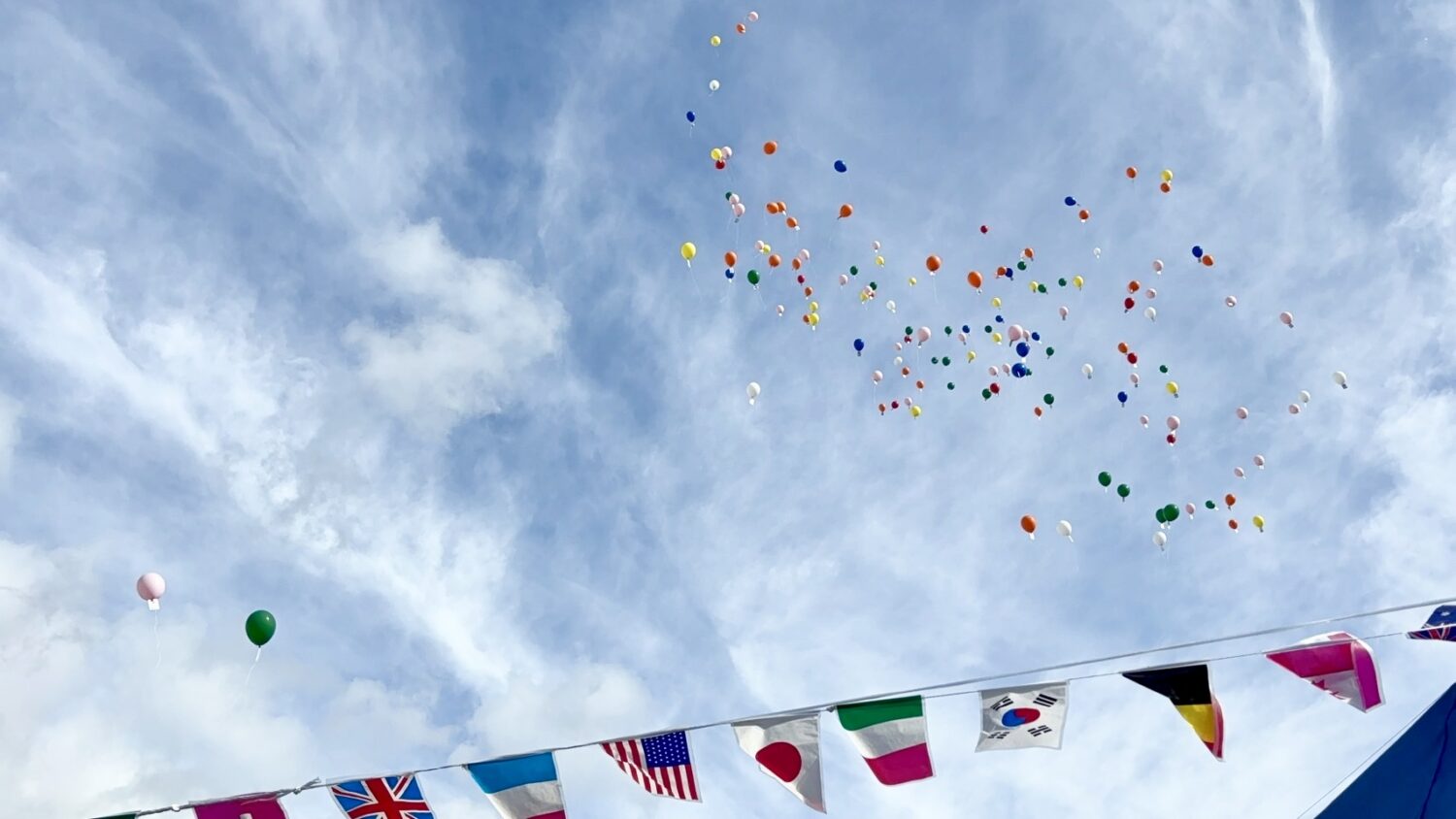 秋空に運動会で子供達が放った色とりどりの風船が飛んでいく。矯正治療中でも問題なく季節のイベント、行楽行事をこなせます。