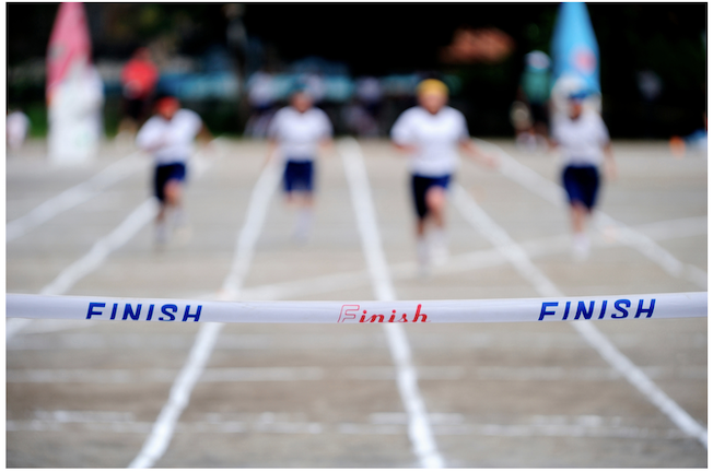 ゴールに向かって走っている選手たち　矯正治療も一緒に頑張っている