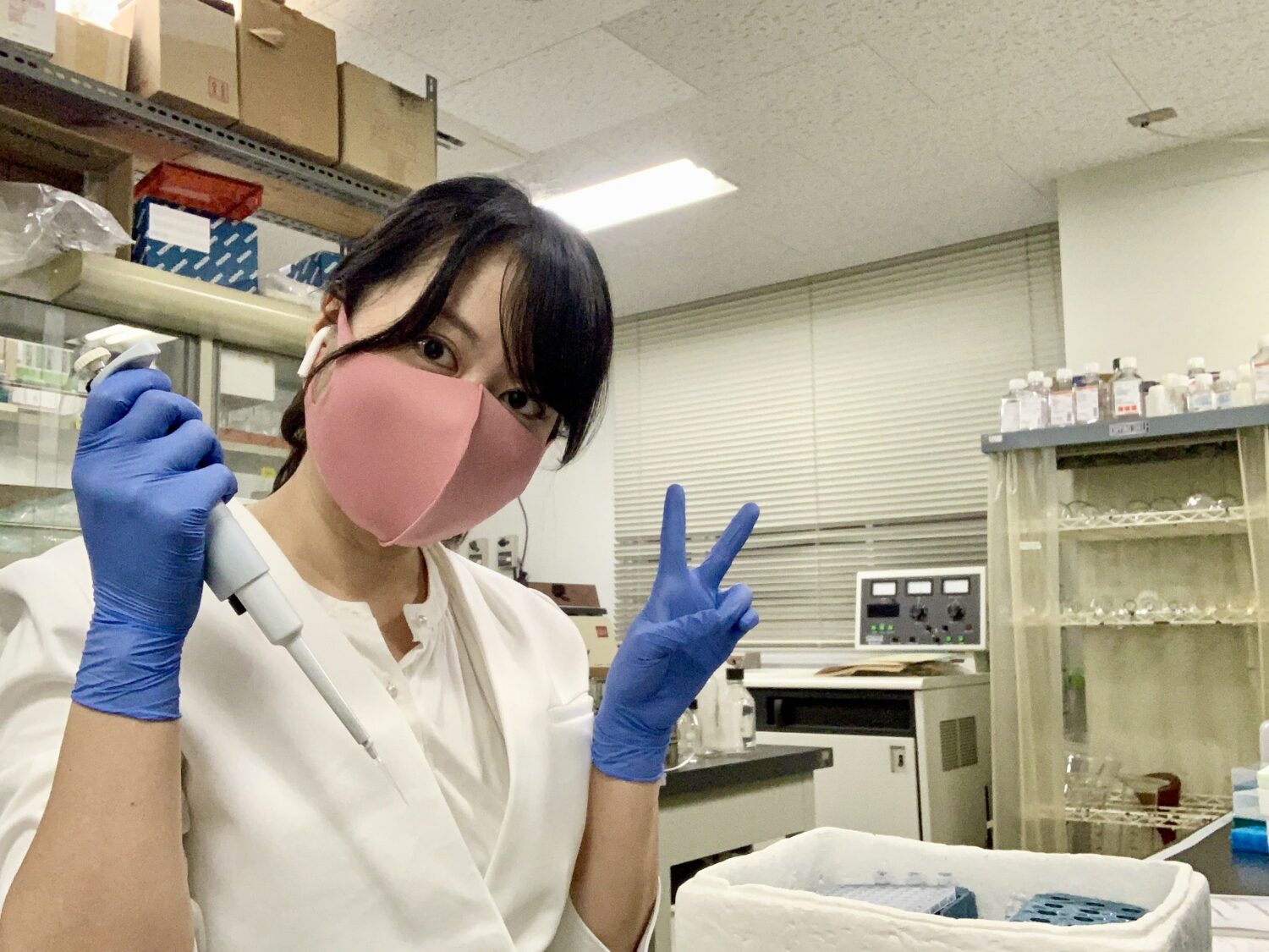 大学院時代の研究風景。歯科薬理学で筋肉の細胞を使った基礎研究をしています。