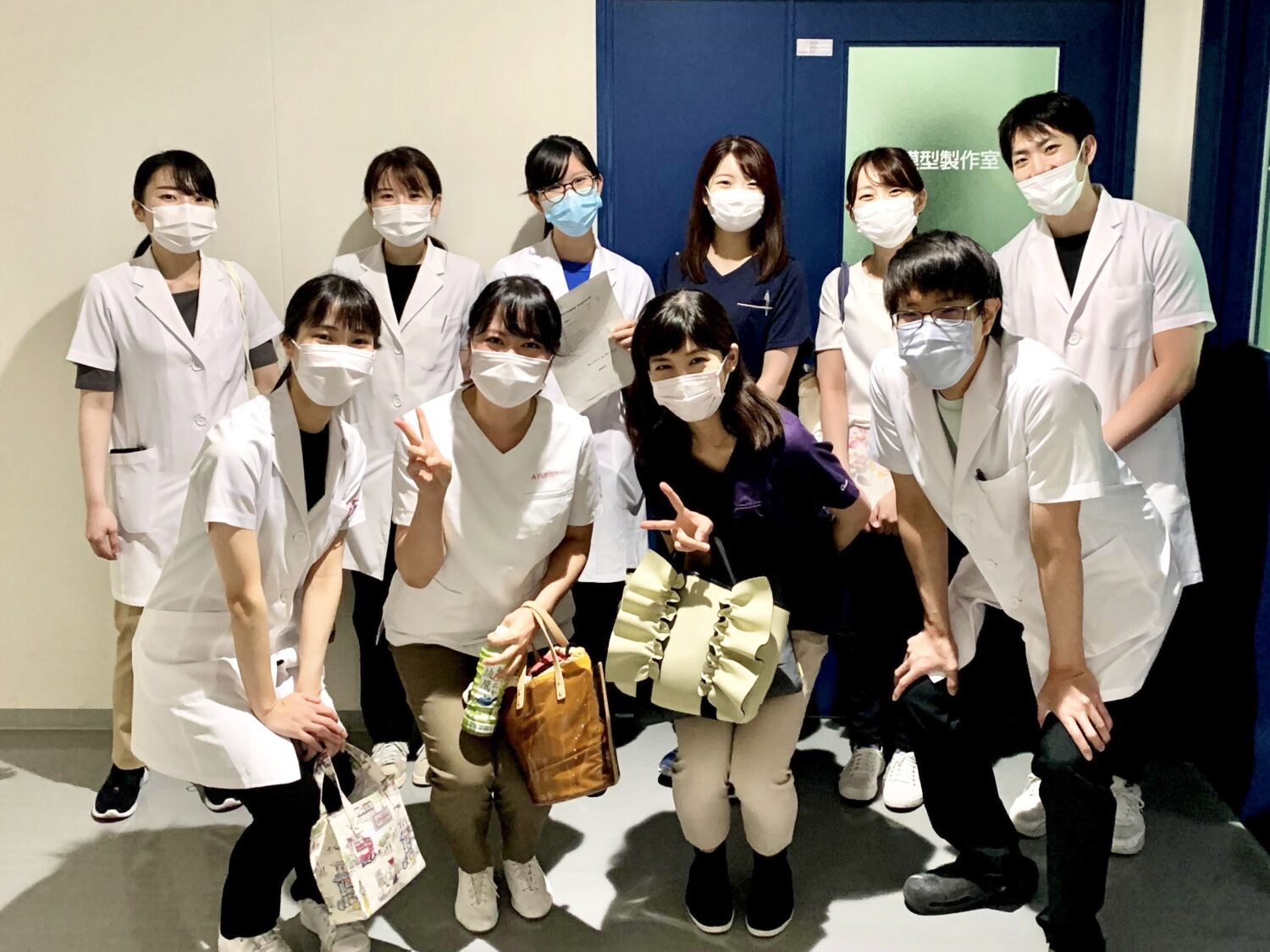 実習室の前で、大学院の後輩達と集合写真。学生実習を終えた後の風景です。