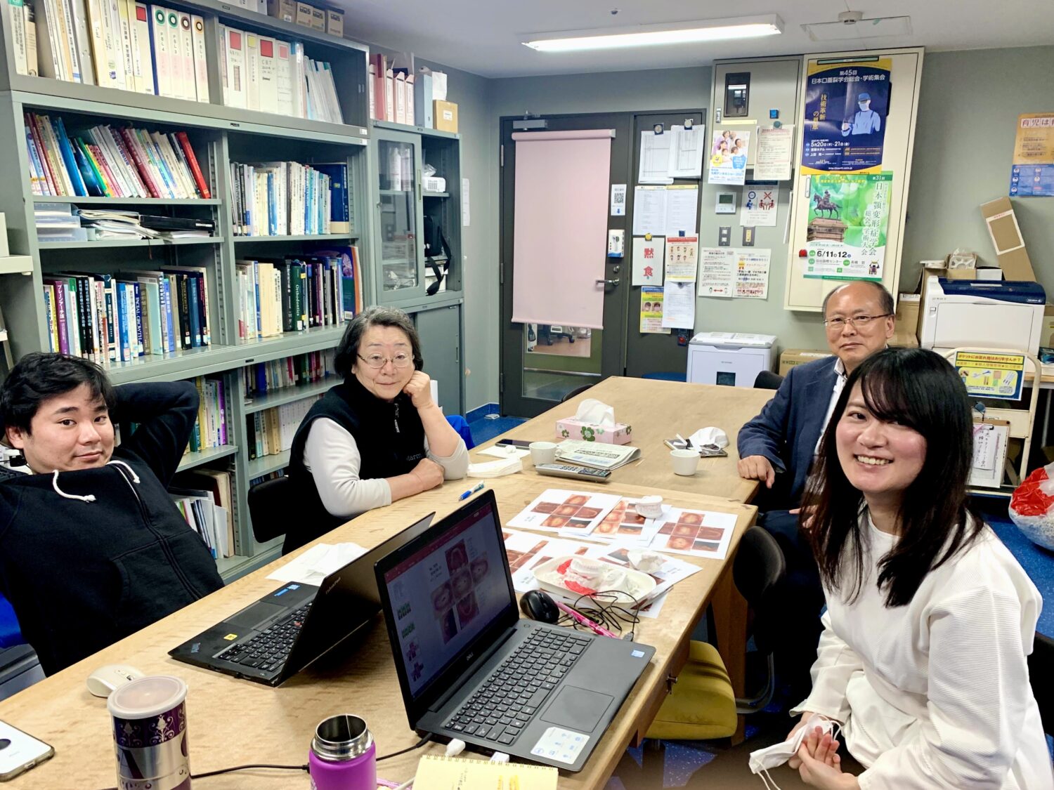 医局で、指導医の先生や勉強グループの先生達と症例検討会をしている様子。
