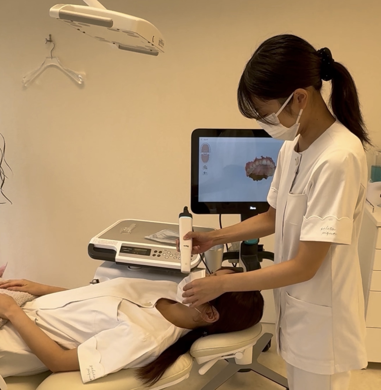 口腔内スキャナーアイテロルミナでスキャニングしている様子
