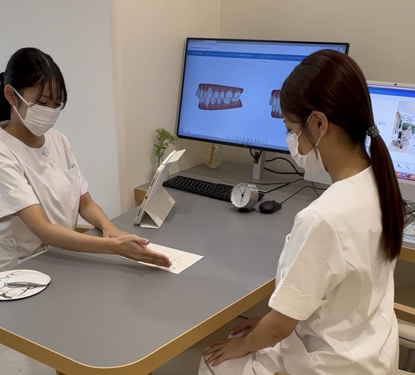 初診カウンセリング時にお支払い方法などお伝えしている様子